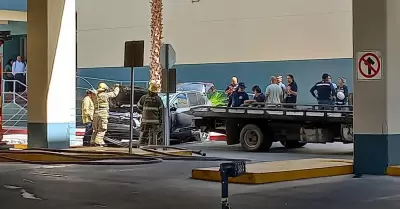 Mujer cae con su carro del segundo nivel de un estacionamiento
