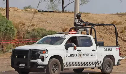 Hallan cuerpo con narcomensaje en carretera a Guaymas