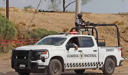 Hallan cuerpo con narcomensaje en carretera a Guaymas