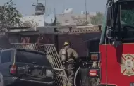 Incendio en vivienda se propaga a dos vehculos, en Los Jardines