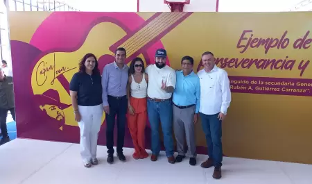 Entrega de reconocimiento a Carn Len