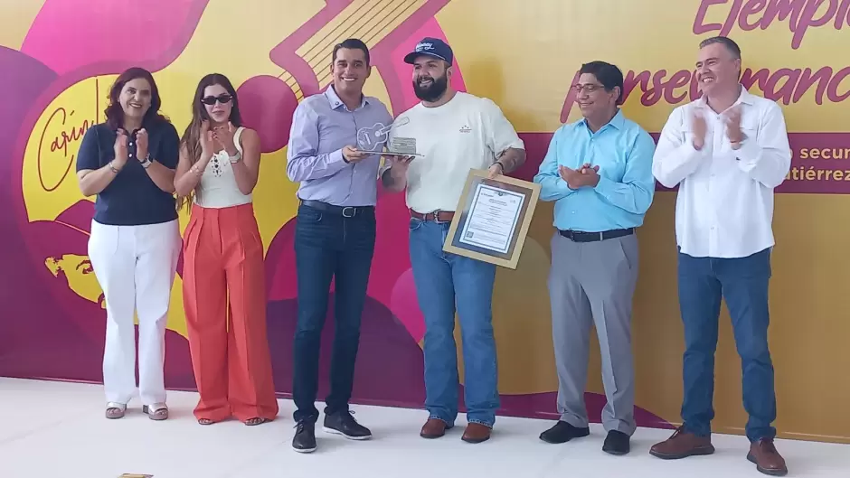 Entrega de reconocimiento a Carn Len