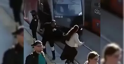 Guardia salva a mujer de ser arrollada por tranvía en Turquía