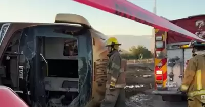 Volcamiento de autobús en carretera Guaymas Hermosillo.