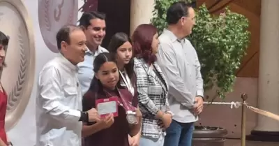 Entrega de becas a estudiantes que participaron en juegos nacionales de educació