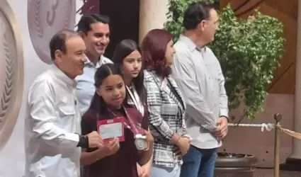 Entrega de becas a estudiantes que participaron en juegos nacionales de educaci