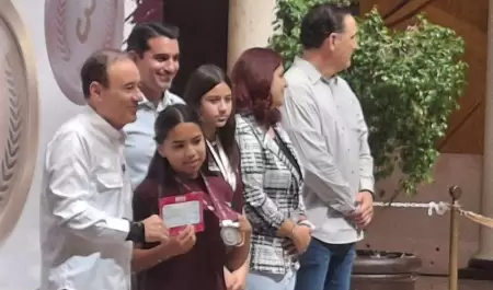 Entrega de becas a estudiantes que participaron en juegos nacionales de educaci