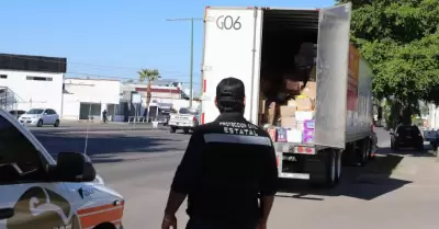 Tractocamión con víveres para damnificados de Veracruz