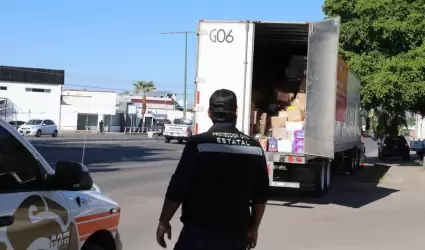 Tractocamin con vveres para damnificados de Veracruz