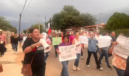Manifestantes contra construccin de presas