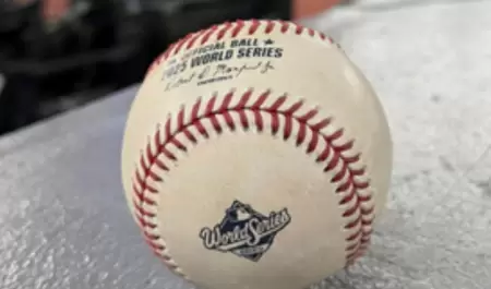 Pelota de beisbol usada en la Serie Mundial 2025