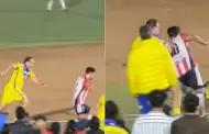 VIDEO Cuauhtémoc Blanco explota en pleno partido amistoso y lanza patada