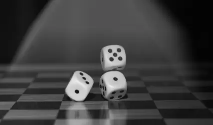 El blackjack se gana con estrategia, paciencia y mejora constante.