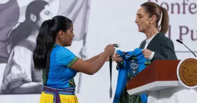 Lorena Ramírez Nahueachi, maratonista rarámuri y Claudia Sheinbaum
