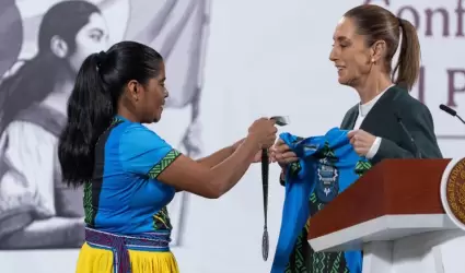 Lorena Ramrez Nahueachi, maratonista rarmuri y Claudia Sheinbaum