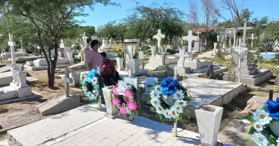 Hermanas visitan a familiares sepultados en el Panteón Yáñez