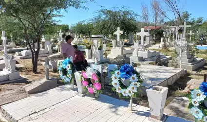 Hermanas visitan a familiares sepultados en el Panten Yez