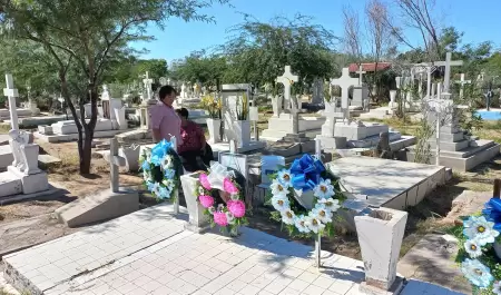 Hermanas visitan a familiares sepultados en el Panteón Yáñez