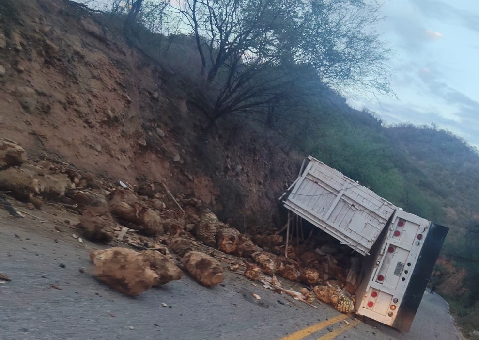 Choque de tractocamión en la carretera Hermosillo-Yécora - Uniradio ...