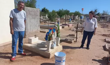 ngel y su esposa visitan la tumba de su primer hijo, fallecido a las horas de n