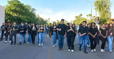 Estudiantes de Unison marchan y guardan silencio por vctimas de Waldo's