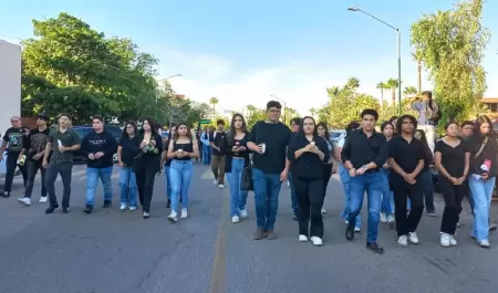 Estudiantes de Unison marchan y guardan silencio por vctimas de Waldo's