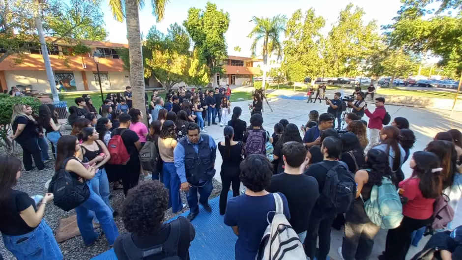 Estudiantes de Unison marchan y guardan silencio por víctimas de Waldo's