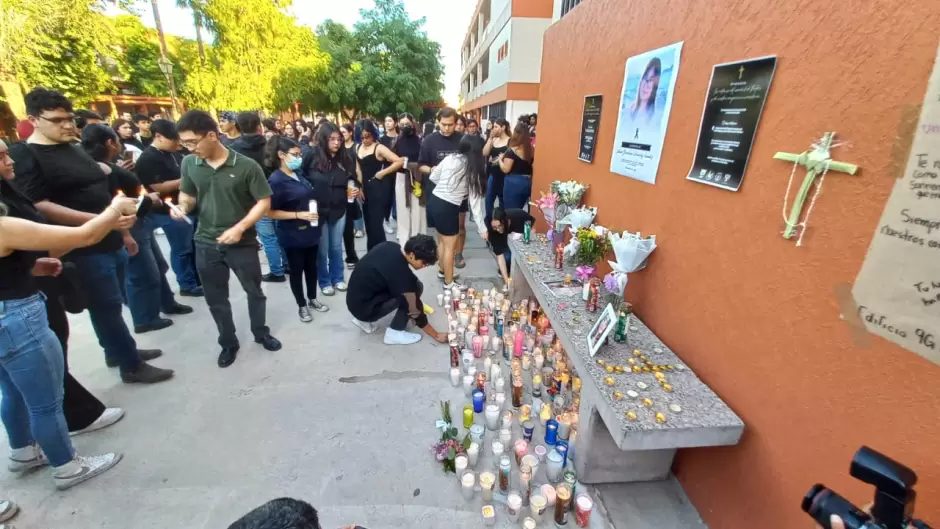 Estudiantes de Unison marchan y guardan silencio por víctimas de Waldo's
