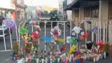 Ofrendas cerca de la tienda Waldo's en la que ocurrió el incendio.