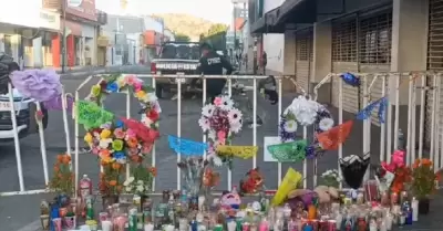 Ofrendas cerca de la tienda Waldo's en la que ocurri el incendio.