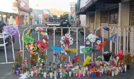 Ofrendas cerca de la tienda Waldo's en la que ocurri el incendio.