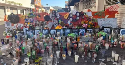 Altar colocado cerca de la tienda Waldo's.