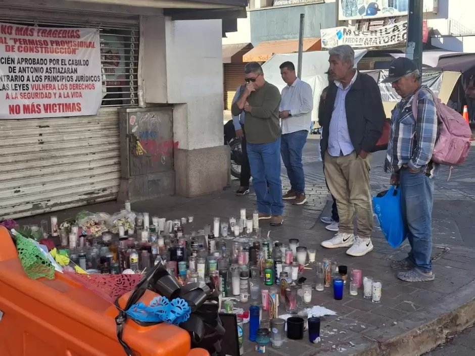 Altar colocado cerca de la tienda Waldo's.