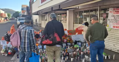Altar colocado cerca de la tienda Waldo's.