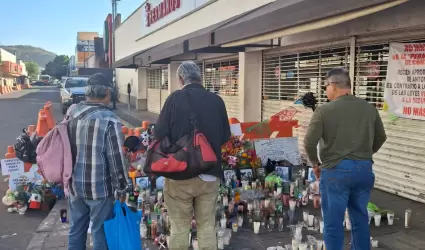 Altar colocado cerca de la tienda Waldo's.