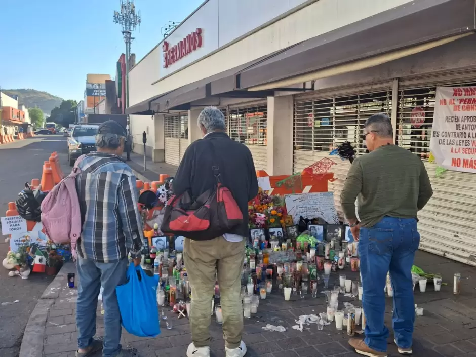 Altar colocado cerca de la tienda Waldo's.