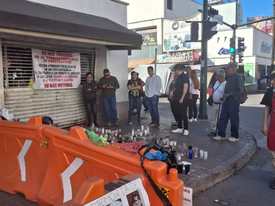 Altar colocado cerca de la tienda Waldo's.