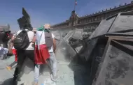 Manifestantes logran derribar las vallas soldadas de Palacio Nacional