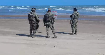 Letreros colocados en playa Bagdad