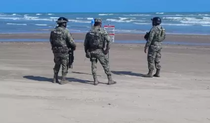 Letreros colocados en playa Bagdad