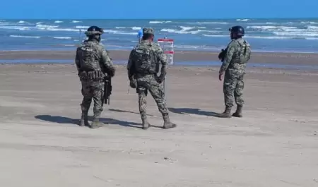 Letreros colocados en playa Bagdad