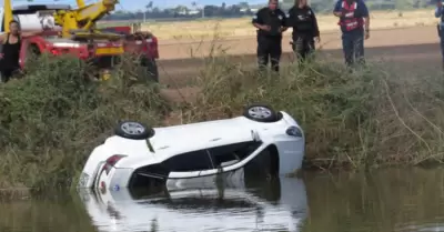 Fallecen tres personas al caer auto a Canal Bajo