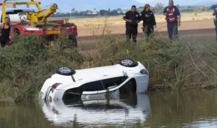 Fallecen tres personas al caer auto a Canal Bajo