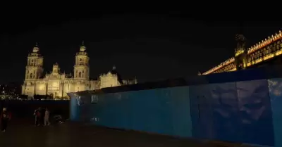 Instalacin de vallas frente a edificios del Zcalo de la Ciudad de Mxico.