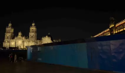 Instalacin de vallas frente a edificios del Zcalo de la Ciudad de Mxico.