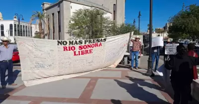 Habitantes de comunidades aledaas a Ures se manifestaron en el Congreso