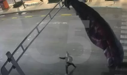 Paracaidista queda atorado en estructura se semforo