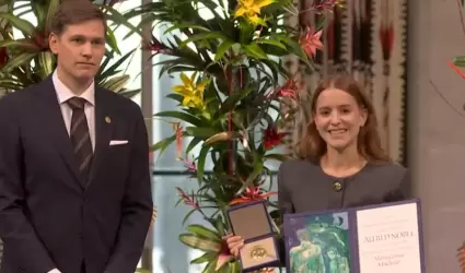 Hija de Mara Corina Machado recibe el Nobel de la Paz en su nombre