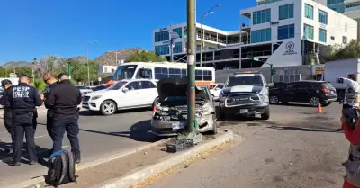 Choque en bulevar Lpez Portillo y Morelos
