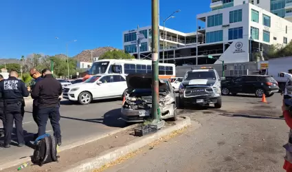 Choque en bulevar Lpez Portillo y Morelos